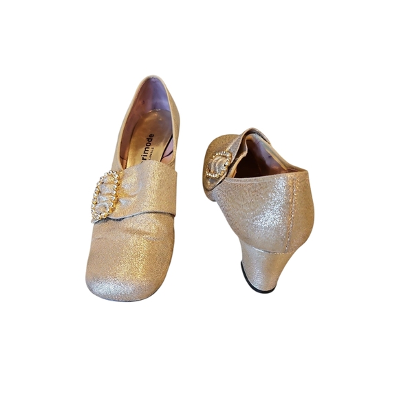 Vi Tagr Parimode Original Gold Textured Heels with Ornamental Detail - Picture 2 of 6